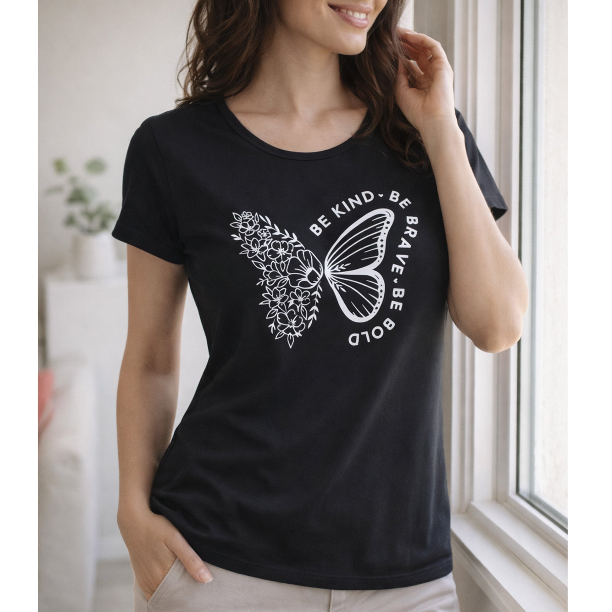 T-shirt Be Kind Be Brave - lifestyle indossata