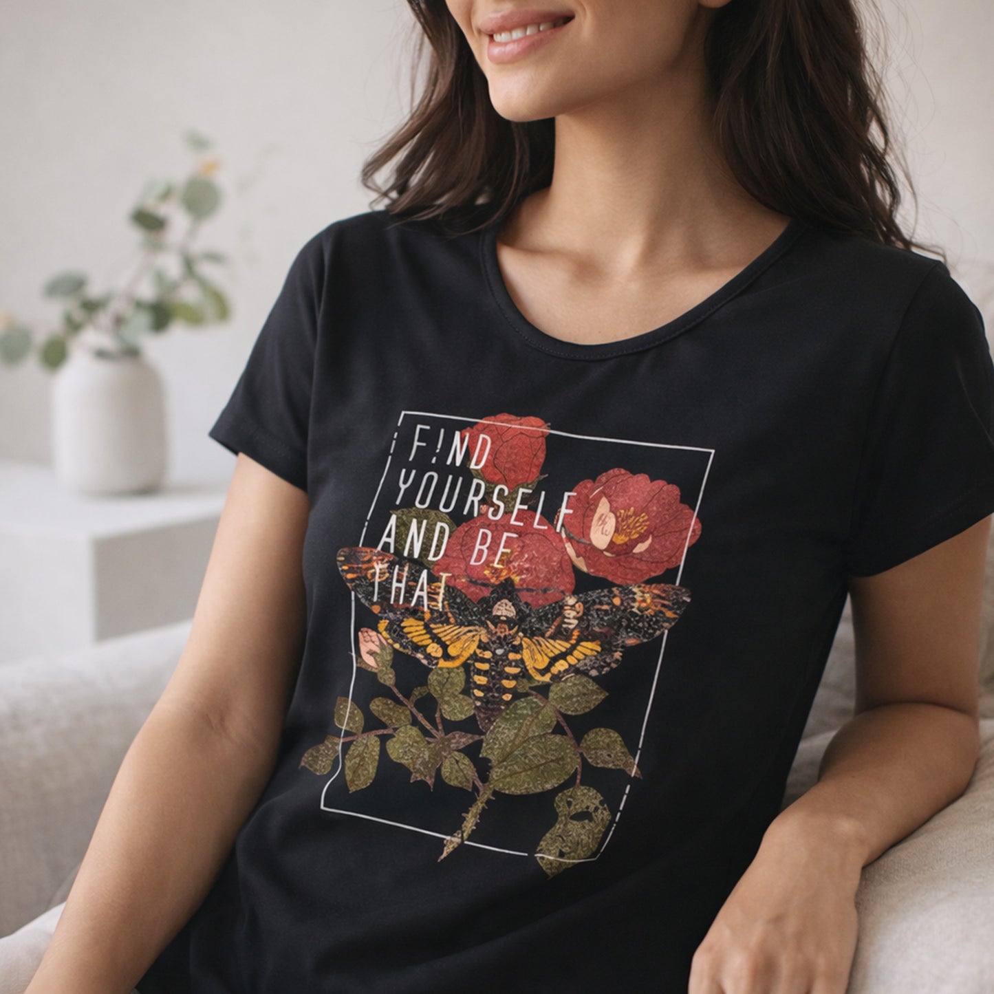 T-shirt Find Yourself nera - flatlay