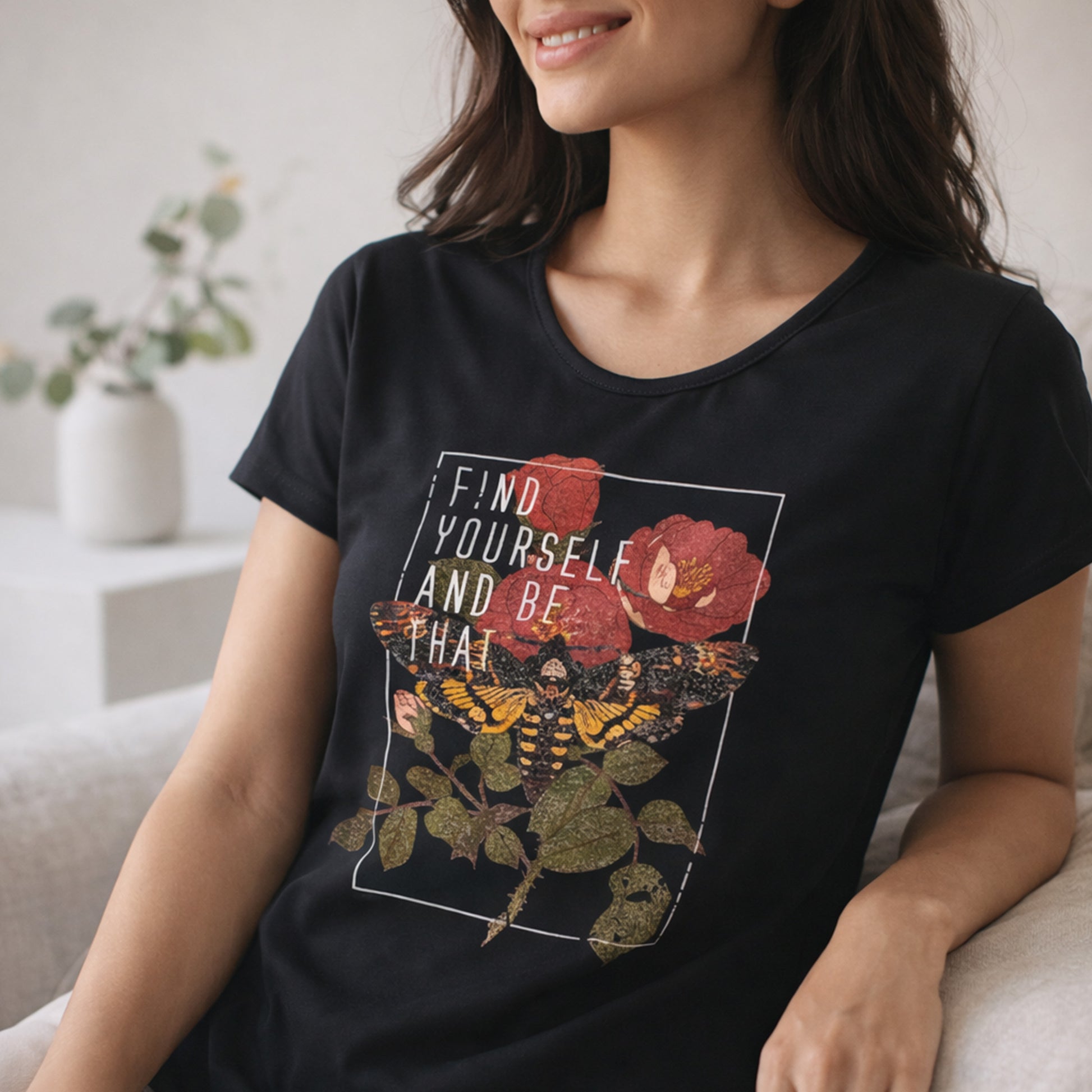 T-shirt Find Yourself nera - flatlay
