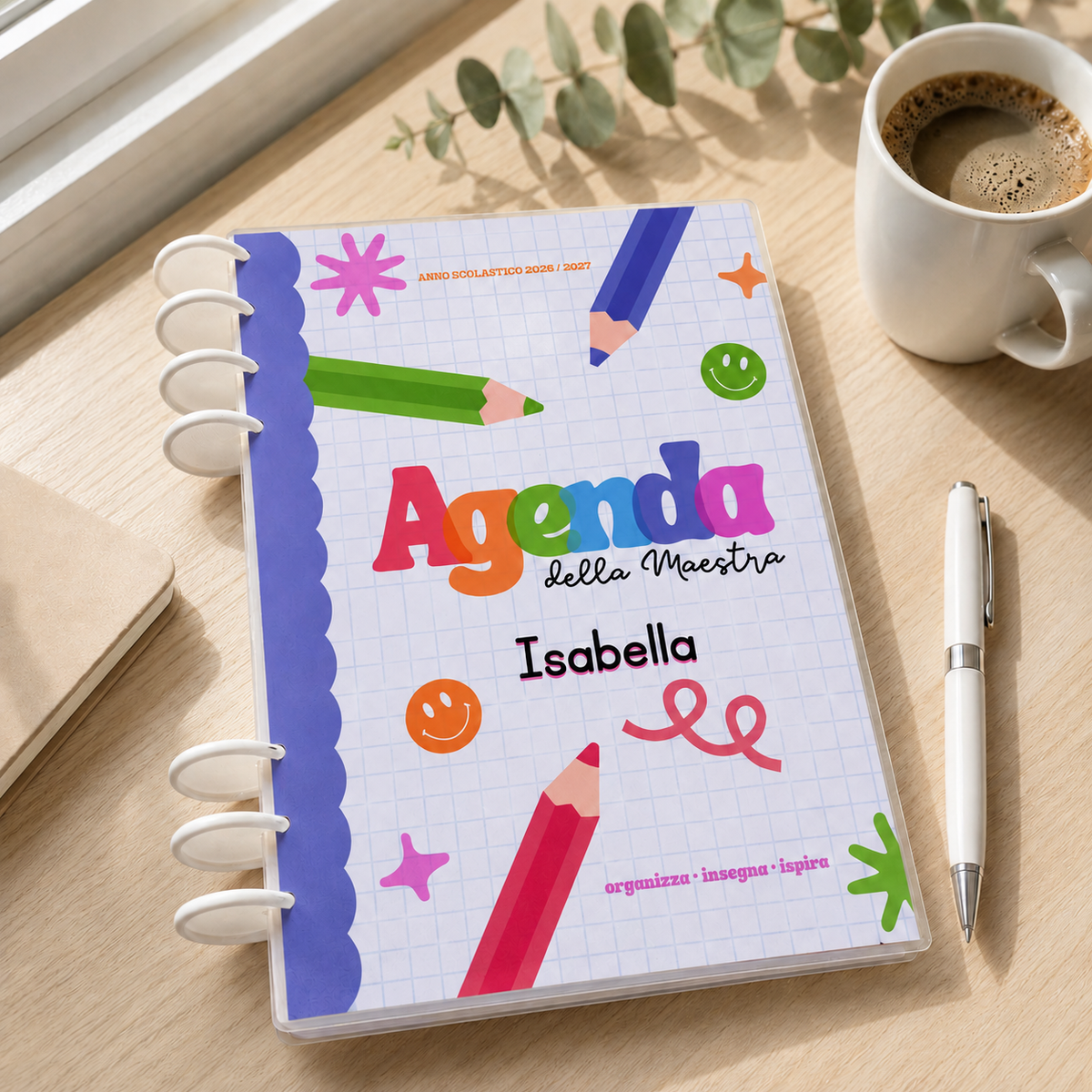 Agenda della Maestra personalizzata con nome sulla copertina — design Matite, versione A4 a dischi, anno scolastico 2026/2027