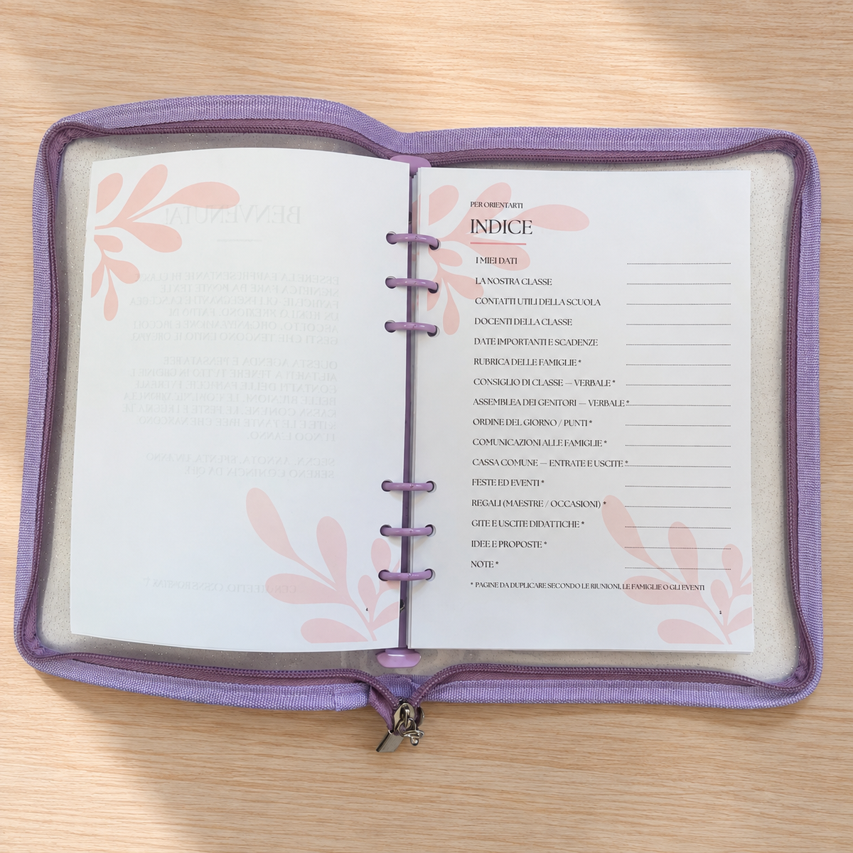 Agenda della Rappresentante di Classe aperta nella cartella glitter lilla sull'indice delle 16 sezioni
