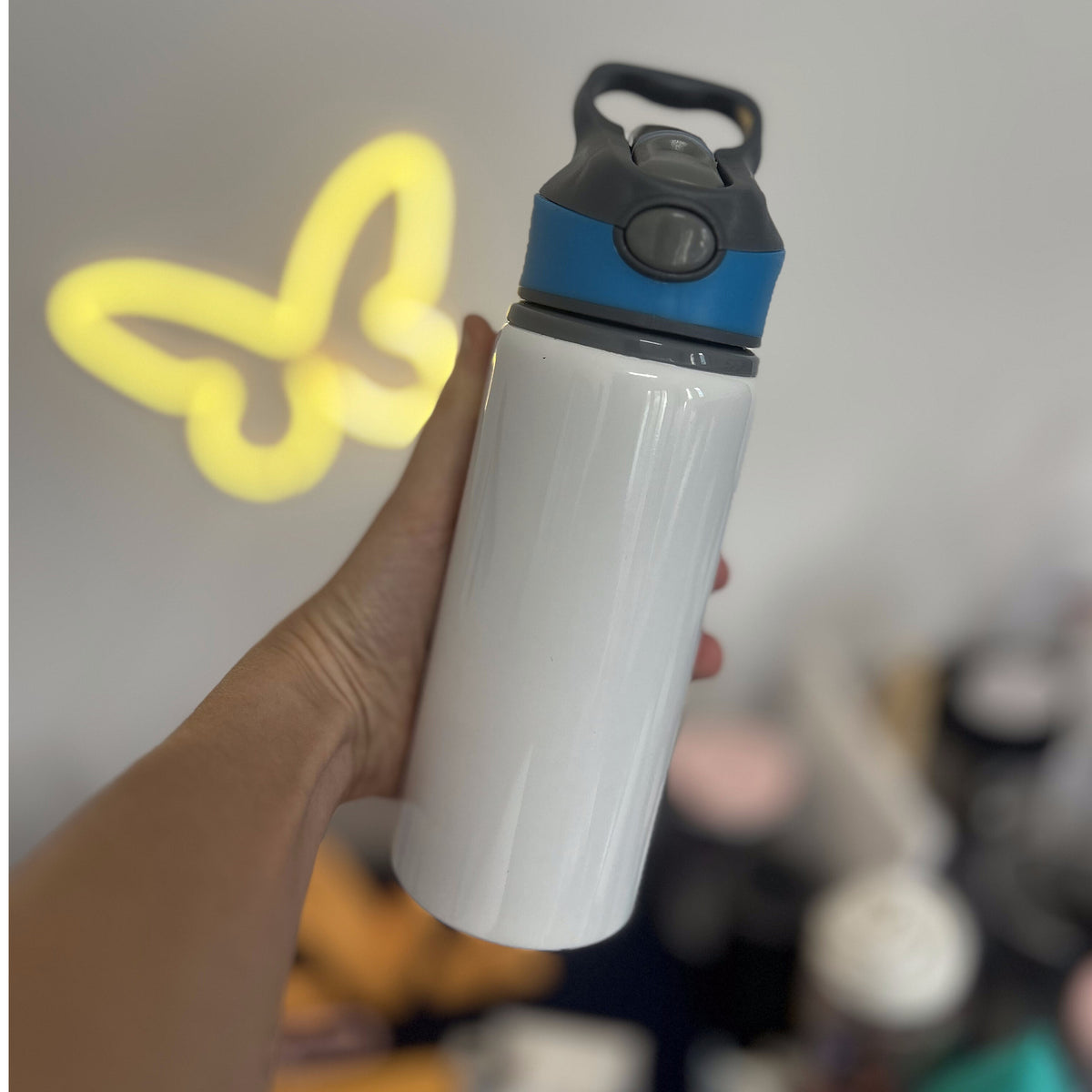Borraccia BRUNO in alluminio bianco con tappo azzurro e beccuccio a scatto