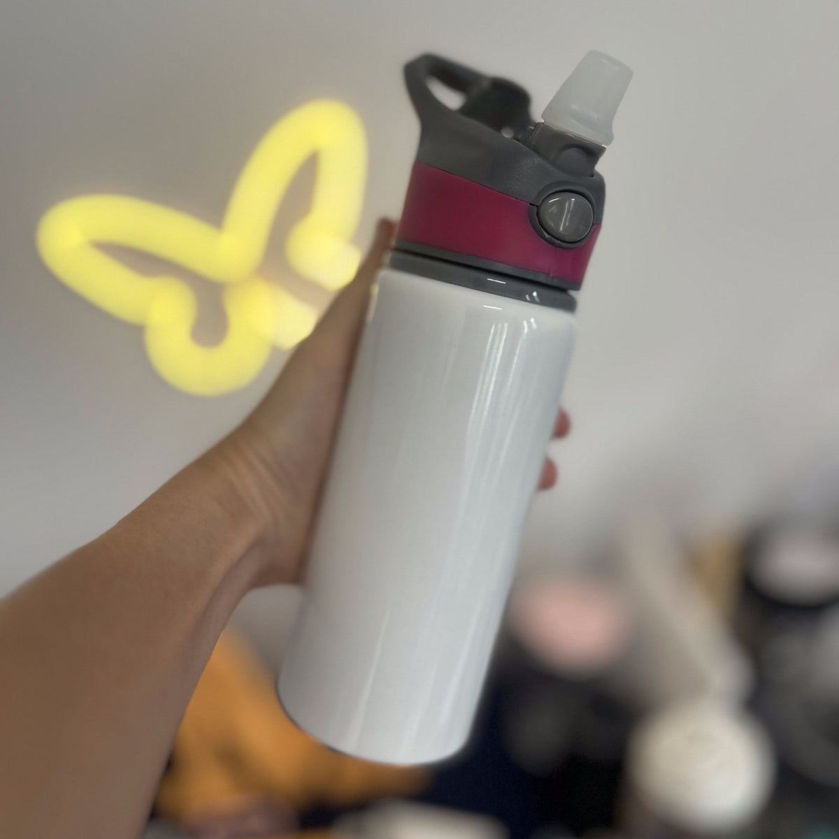 Borraccia BRUNO da 650 ml con tappo a pulsante fucsia e beccuccio a scatto alzato