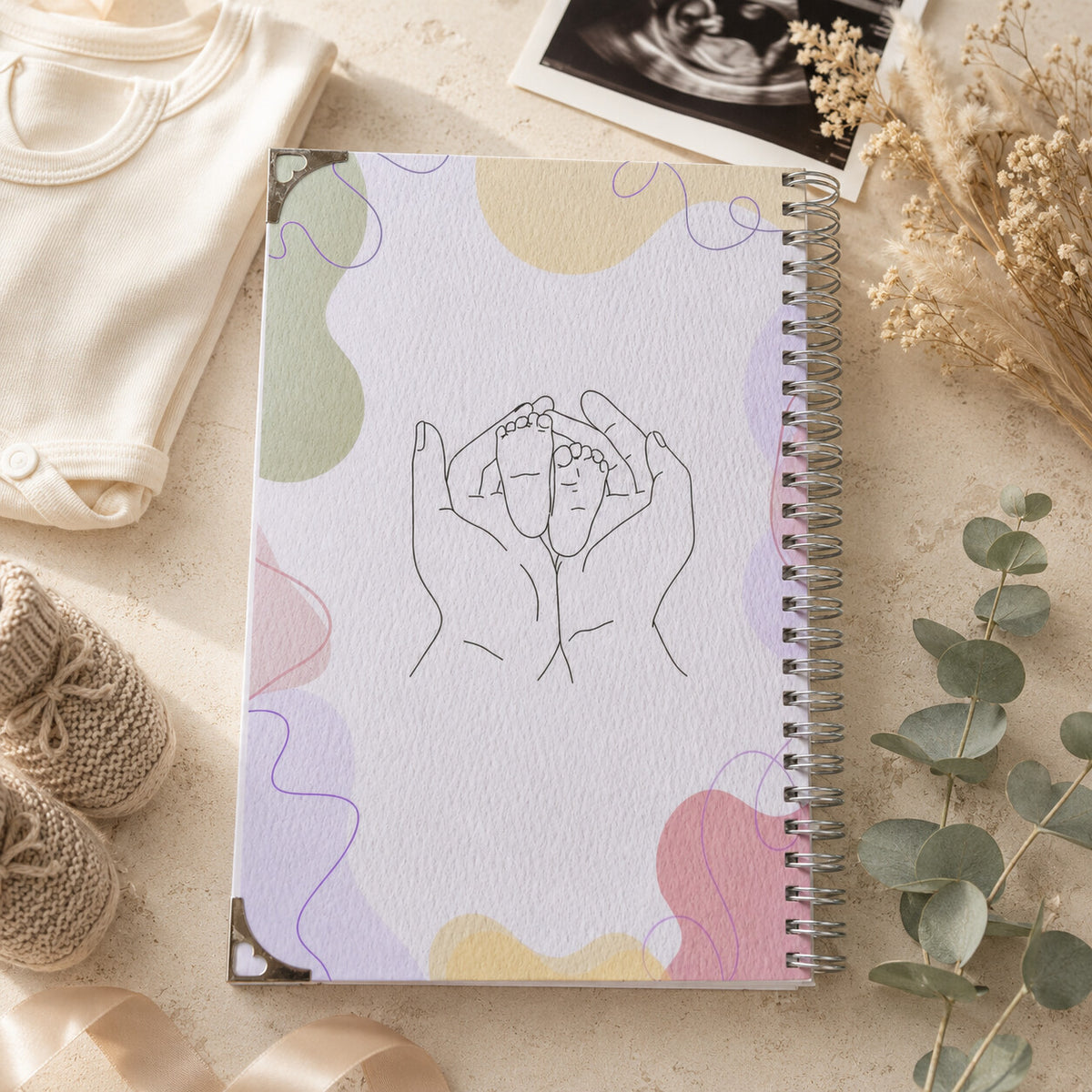 Diario della Gravidanza Dolce Attesa, copertina pastello con illustrazione di mani e piedini del bebè, rilegatura a spirale