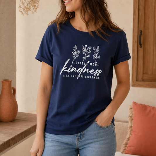 T-shirt 'A Little More Kindness' nera, lifestyle