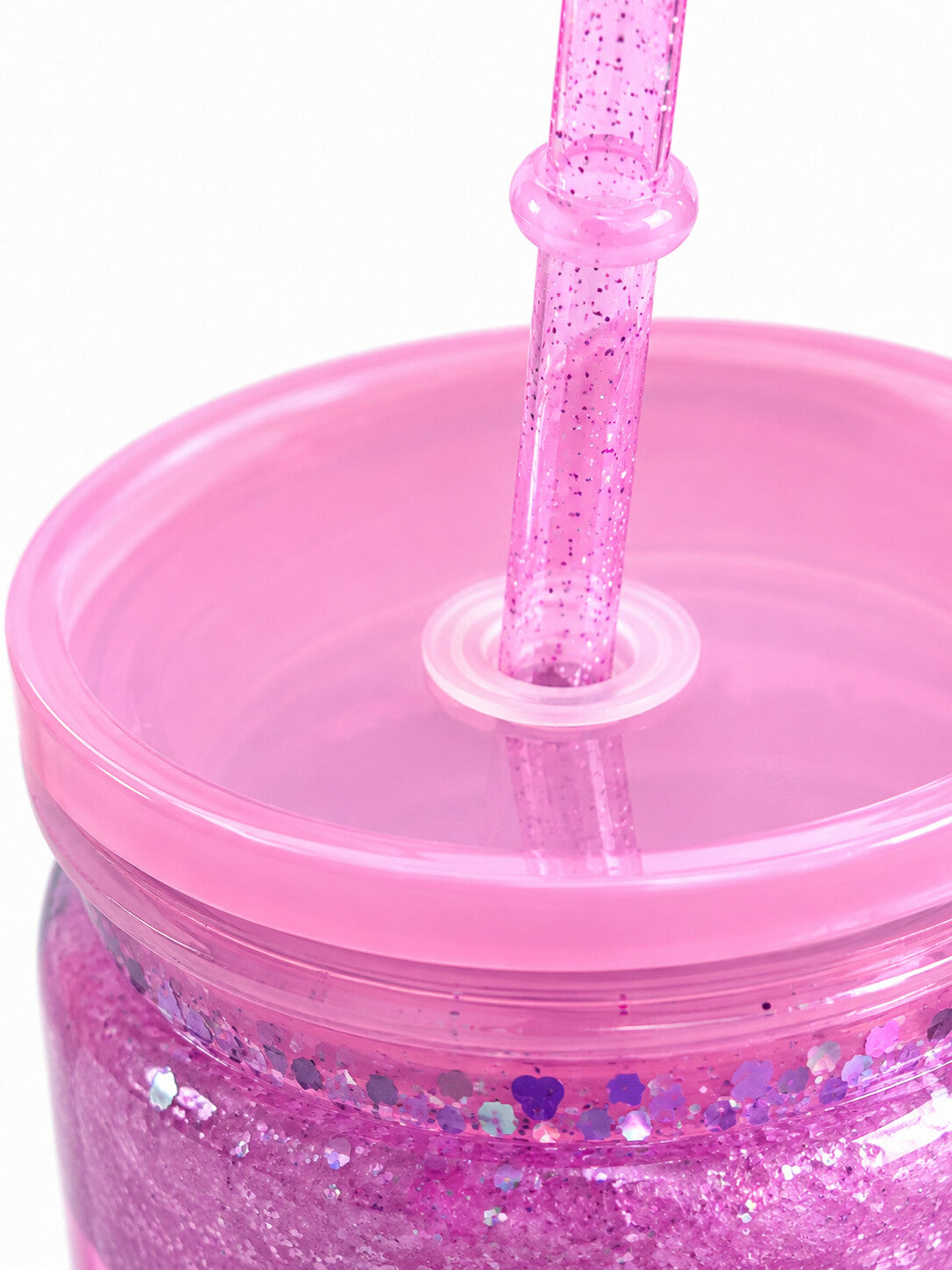 Dettaglio del tappo Luxe con panna finta e charms del tumbler Snow Globe Coquette Girls