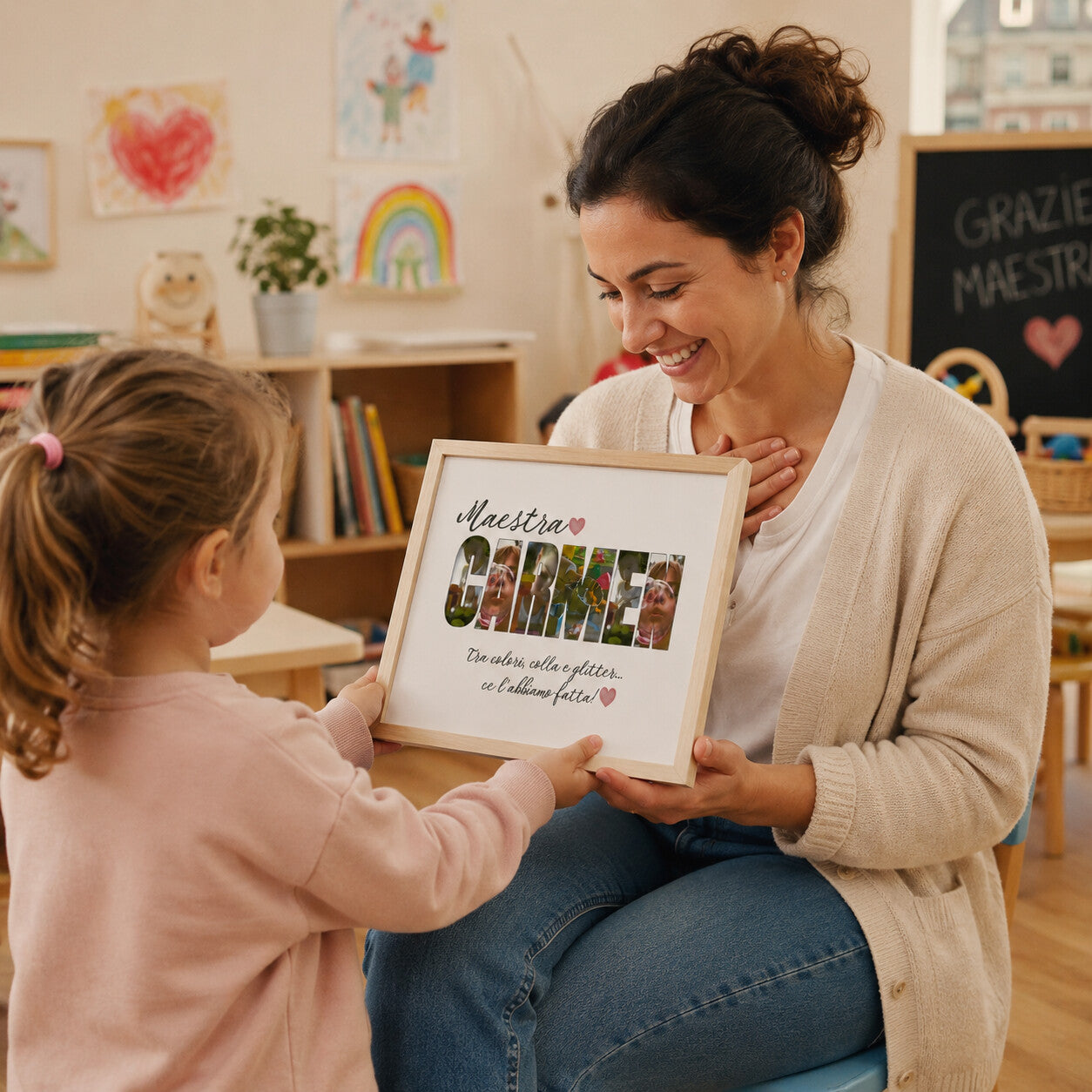 Placca NACRE Maestra Carmela con collage di foto della classe, scena d'aula con bambina che regala il quadro alla maestra