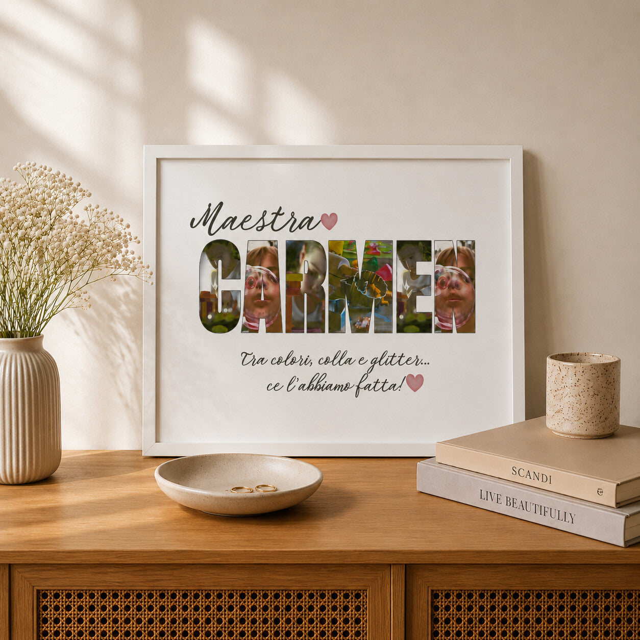 NACRE Maestra Carmela collage foto delle lettere del nome, lifestyle con vaso di fiori bianchi e libri