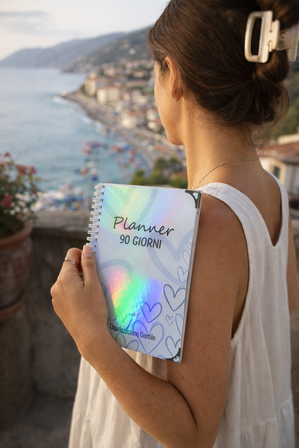 Planner 90 Giorni olografico tenuto in mano, copertina che cambia colore con la luce