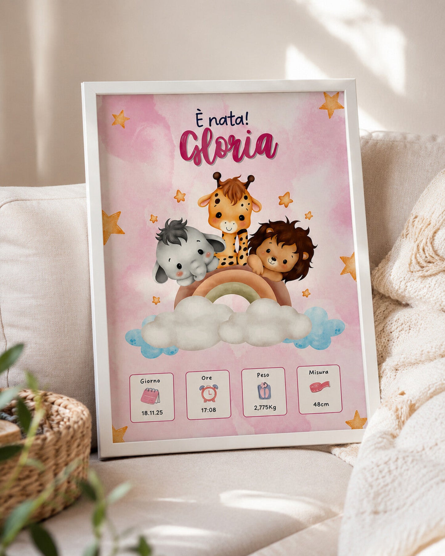 Placca Nacre personalizzata nascita con animali safari rosa e nome, in contesto lifestyle