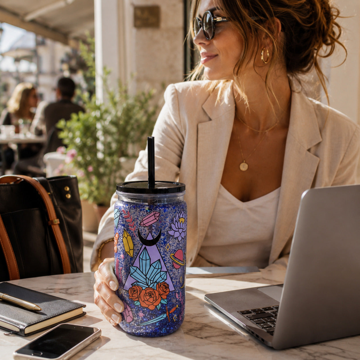 snowglobe tumbler Mystic Crystals cristalli e simboli, lifestyle in mano